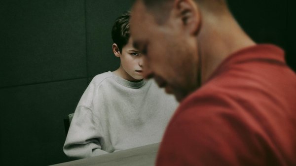配资股票配资平台一流 英剧《混沌少年时》，一镜到底呈现父母的终极噩梦